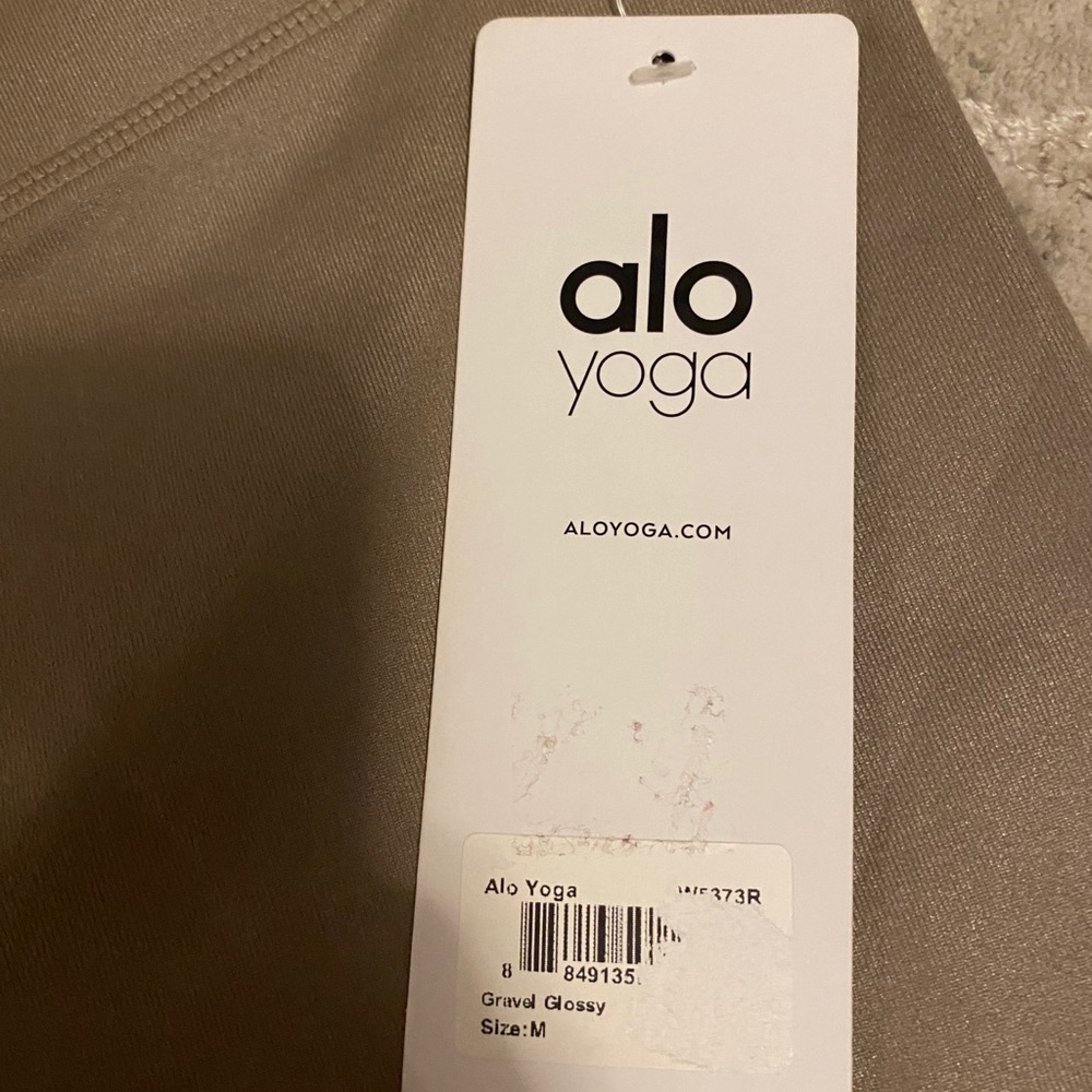 Alo Yoga, Airbrush Capri, Gravel Glossy Gold